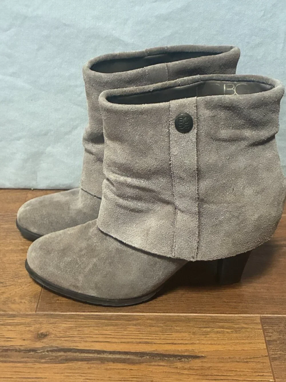BCBG Paris Womens Cinelia Suede Bootie Size 7B Color Fawn/Tan Boho Indie Sleaze
